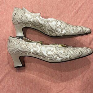 .J. Renee Ivory Embroidered Kitten Heels Women’s Size 7.5 M
